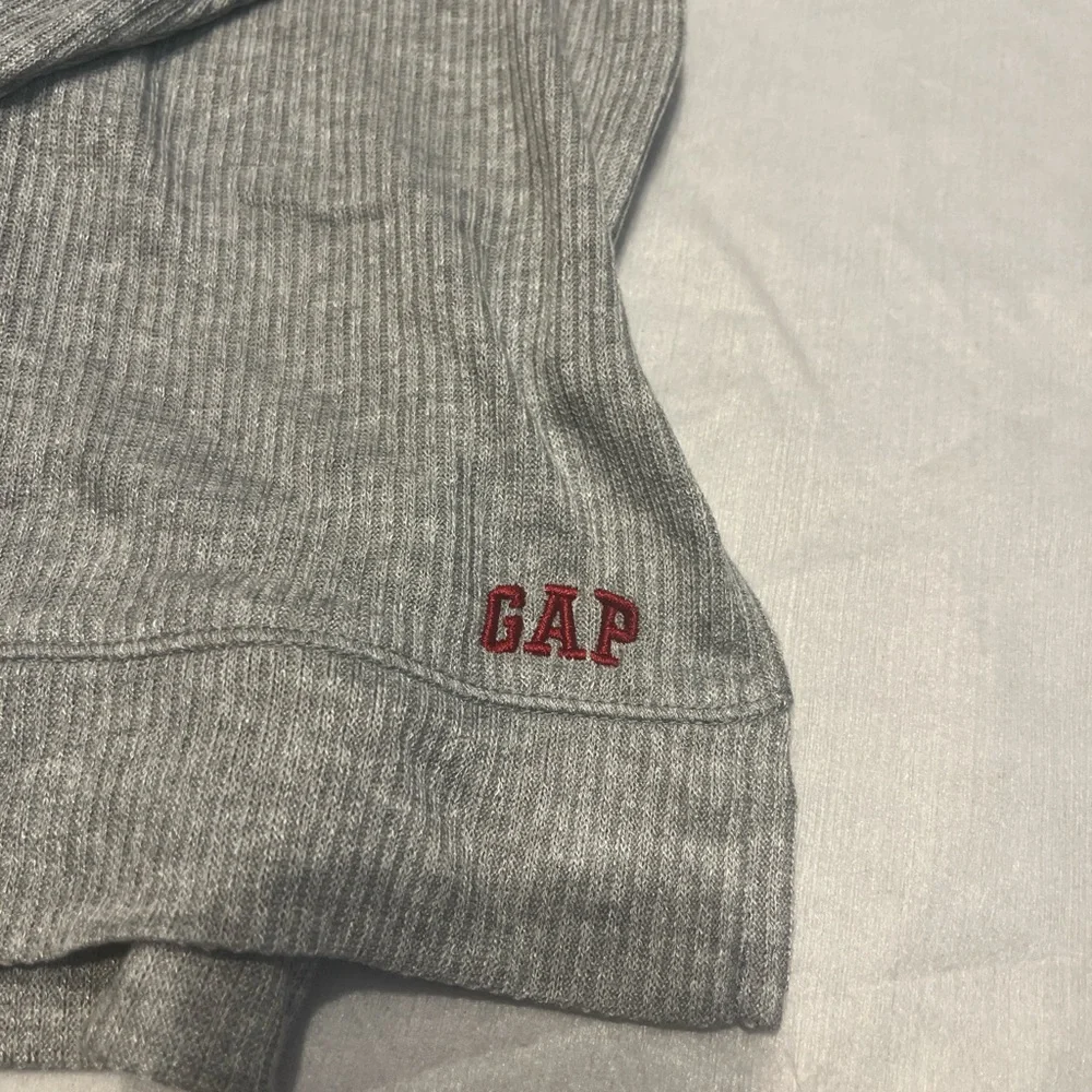 Two-Piece Grey Gap long sleeve top and pants set - Picture 2 of 4